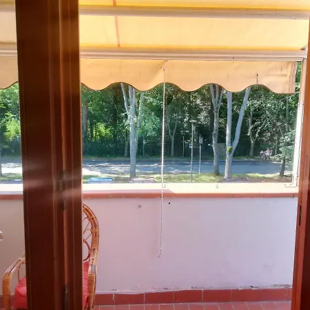 Hébergement de vacances Charming House In With Fenced Garden Marina di Ravenna