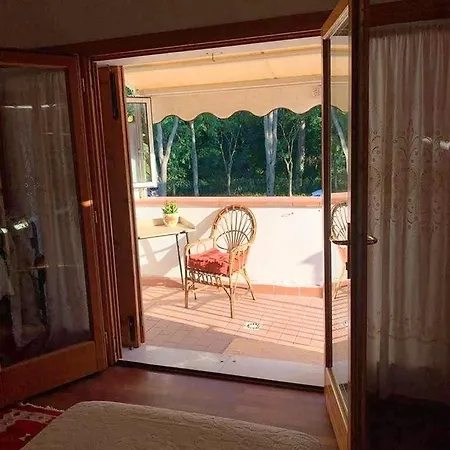 Dom wakacyjny Charming House In With Fenced Garden *