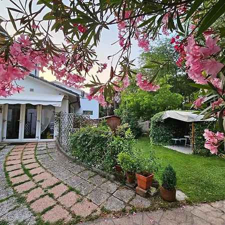 Dom wakacyjny Charming House In With Fenced Garden *