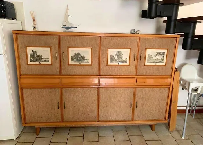 Hébergement de vacances Charming House In With Fenced Garden *