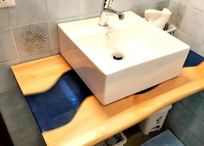 Hébergement de vacances Charming House In With Fenced Garden *