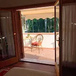 Σπίτι διακοπών Charming House In With Fenced Garden *