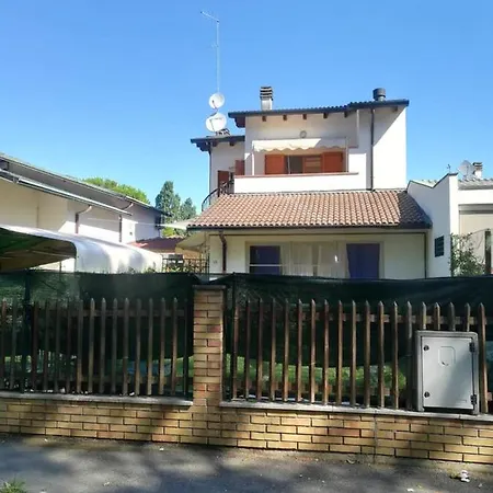 Prázdninový dům Charming House In With Fenced Garden *