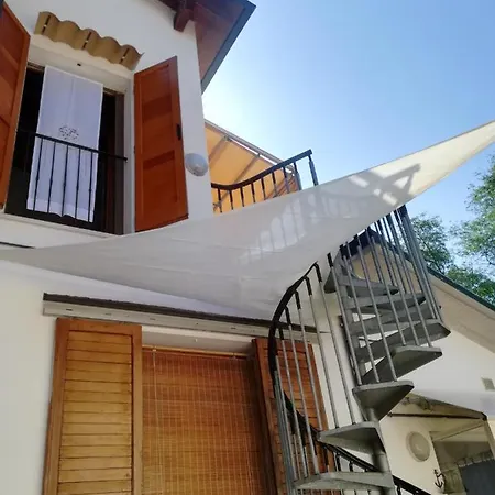 Charming House In With Fenced Garden Holiday home *