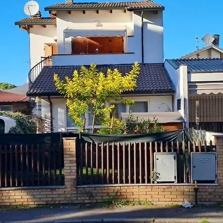 Hébergement de vacances Charming House In With Fenced Garden Marina di Ravenna