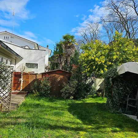 Charming House In With Fenced Garden Дом отдыха *