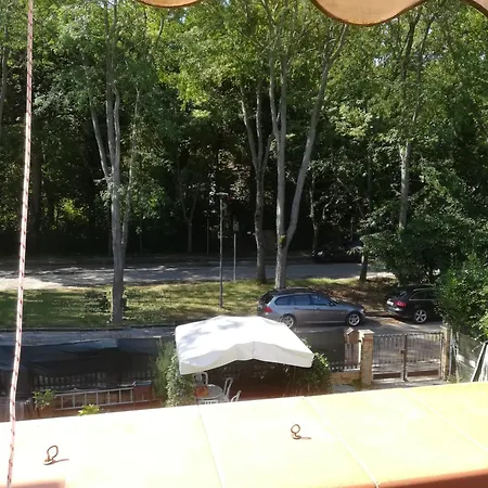 Charming House In With Fenced Garden Дом отдыха