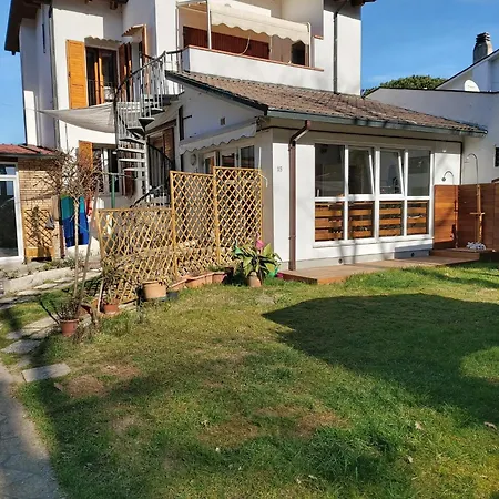 Дом отдыха Charming House In With Fenced Garden *