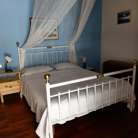 Charming House In With Fenced Garden *