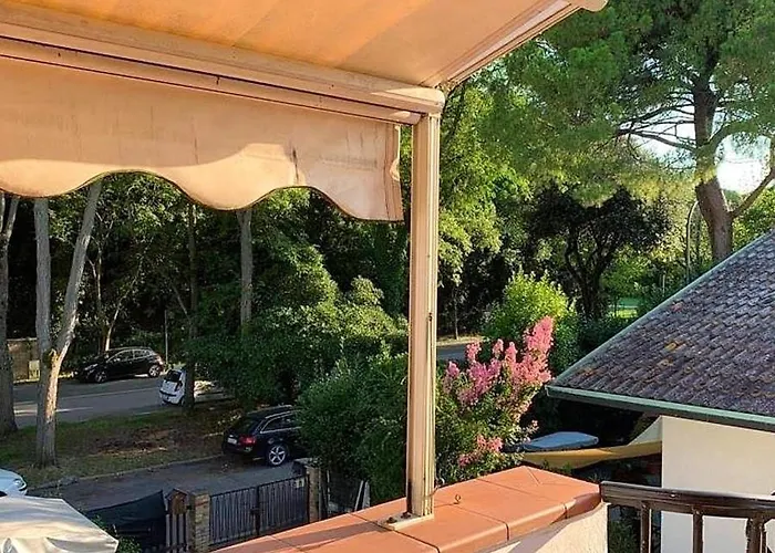 بيت للعطل Charming House In With Fenced Garden