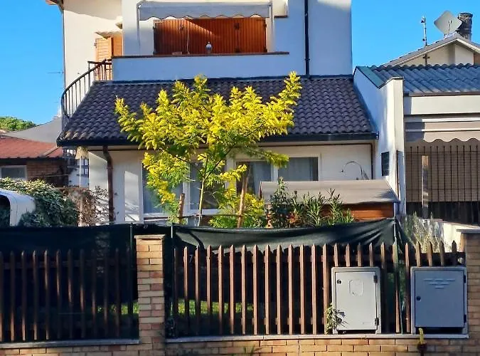 Semesterbostad Charming House In With Fenced Garden Marina di Ravenna