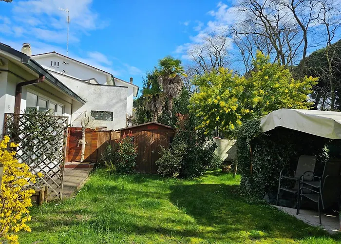 Charming House In With Fenced Garden بيت للعطل *
