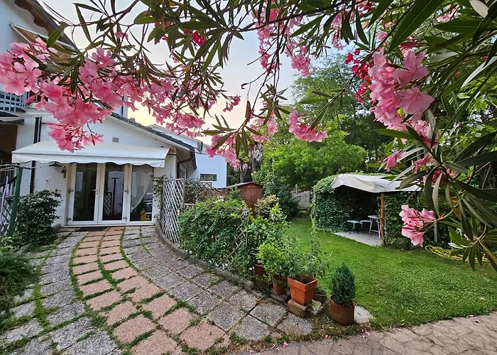 بيت للعطل Charming House In With Fenced Garden *
